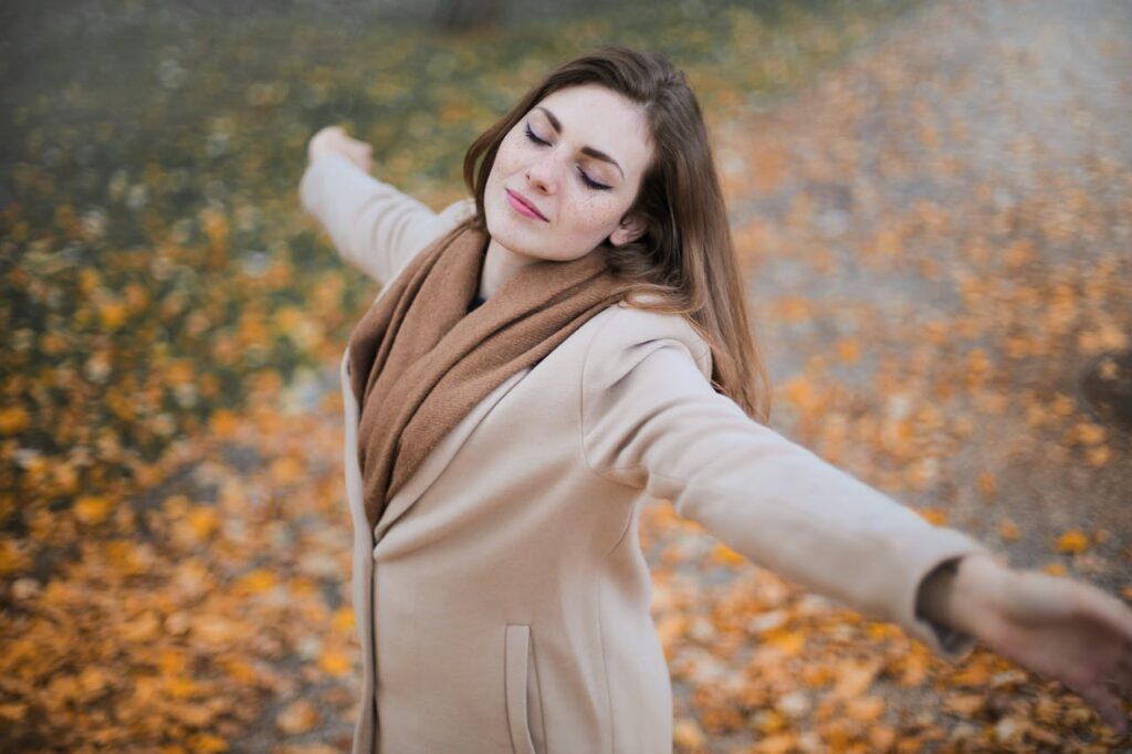 LH BRACOUD-Hypnose-Montpellier-34-accompagnement des femmes-bien-être woman-in-beige-long-sleeve-coat-standing-on-brown-leaves-3755021